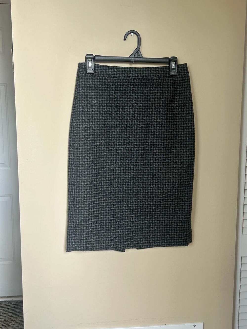 J. Crew Black and Grey Houndstooth Wool Pencil Skirt Size 2